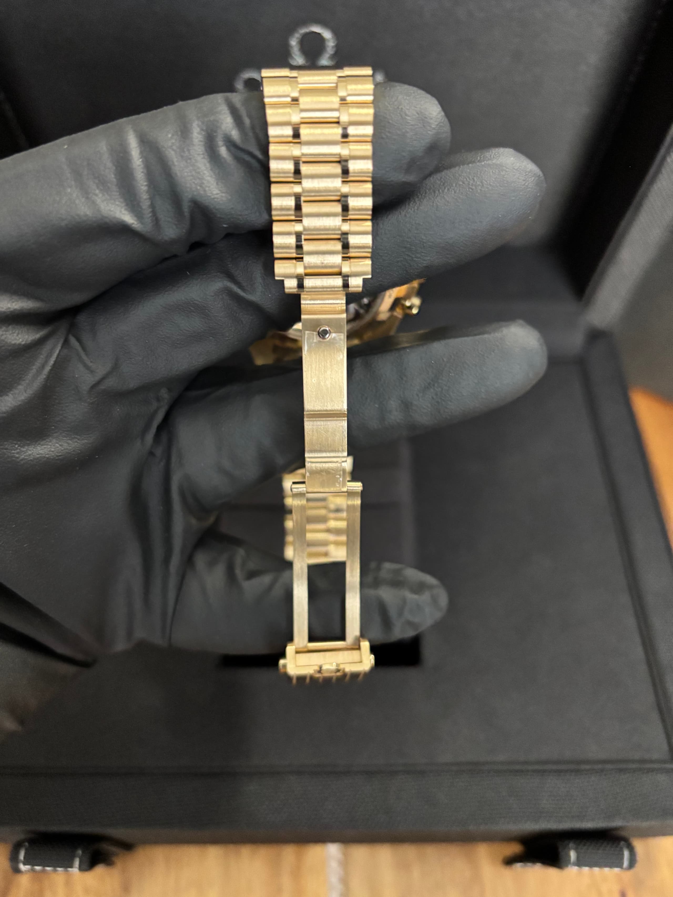 Omega Speedmaster Professional Moonwatch in Moonshine Gold 310.60.42.50.10.001 (2023) — photo 8