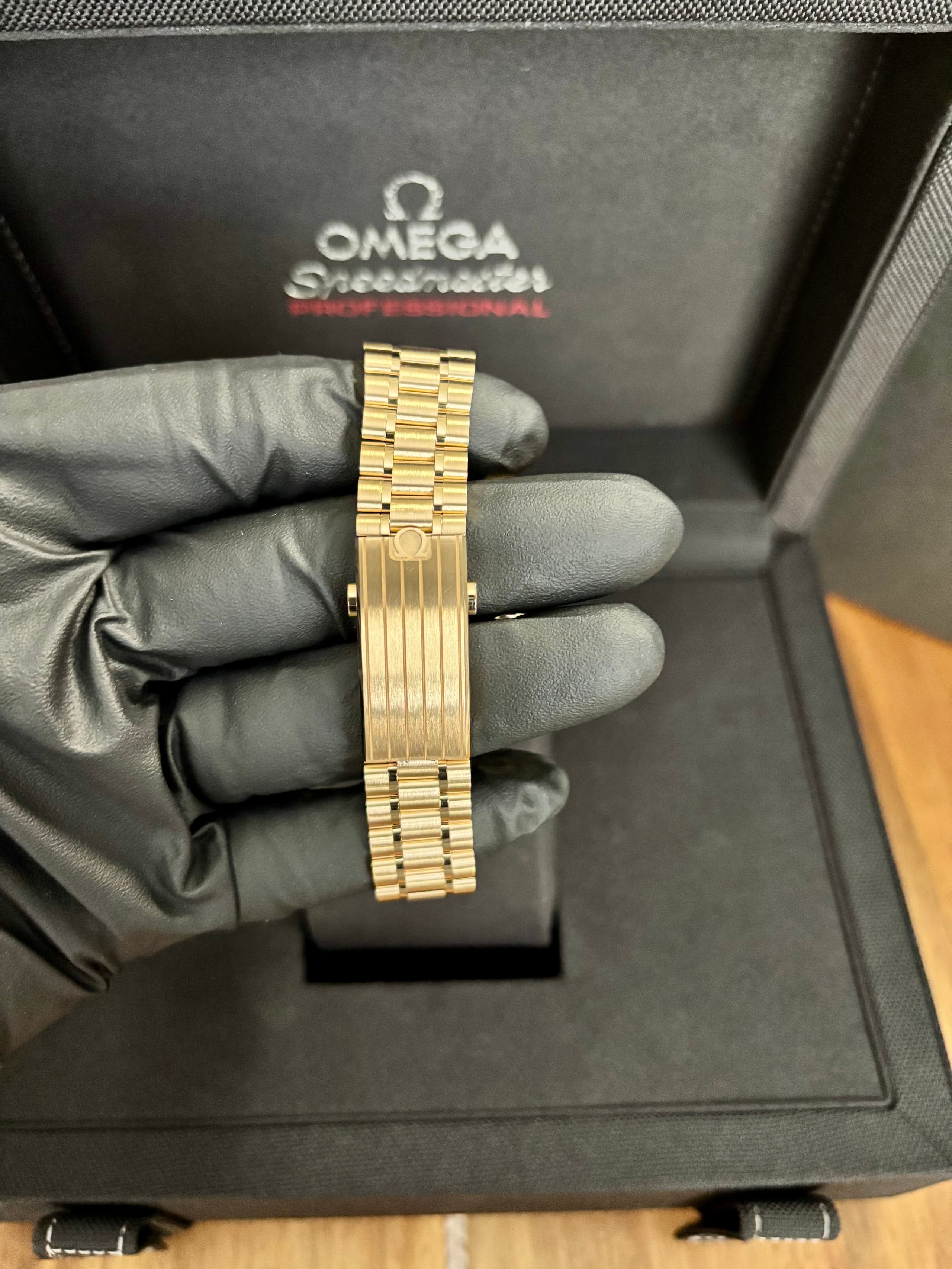 Omega Speedmaster Professional Moonwatch in Moonshine Gold 310.60.42.50.10.001 (2023) — photo 9